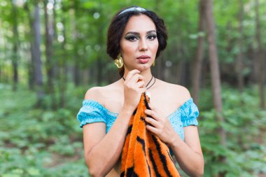 Kadınlar kürk giymeyi bırakır. Kürk endüstrisine karşı vejetaryen kampanyası. Çevre dostu davranış. Hayvanları koruyun..