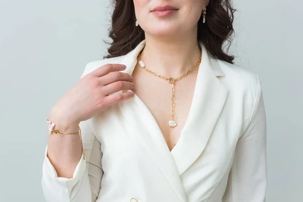 Крупним планом жінка носить золоте намисто. Концепція ювелірних виробів, біжутерії та аксесуарів . — стокове фото