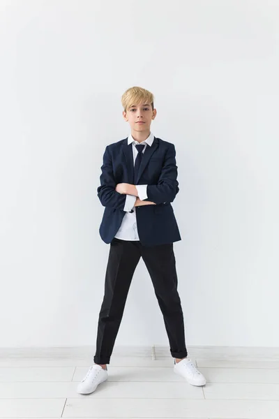 Depresión adolescente y concepto de pubertad - Triste retrato adolescente de cerca sobre fondo blanco . — Foto de Stock