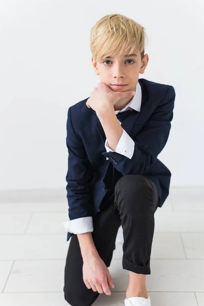 思春期のコンセプト-白を背景に10代の男の子の肖像画. — ストック写真