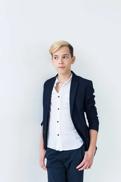 Concept de puberté - portrait de garçon adolescent sur fond blanc . — Photo