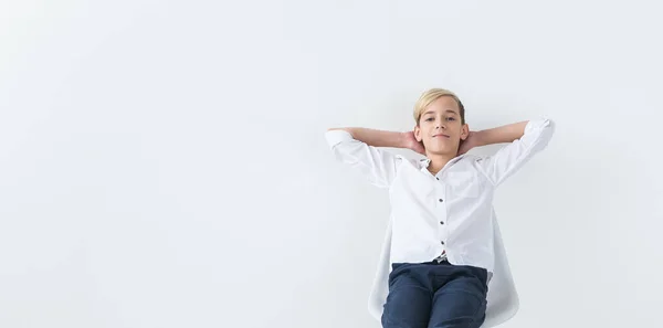 Ensamhet, ensamhet och tristess koncept - Uttråkad tonåring student sitter i en skolstol isolerad på vit bakgrund med kopieringsutrymme. — Stockfoto