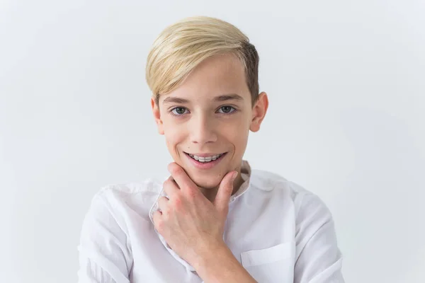 Atractivo niño de once años con aparatos ortopédicos en los dientes. Odontología y concepto de adolescente . —  Fotos de Stock