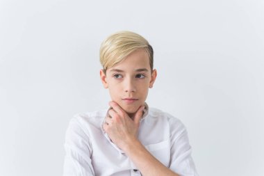 Ergenlik depresyonu ve ergenlik dönemi konsepti - Üzgün ergen portresi beyaz arka plana yakın.