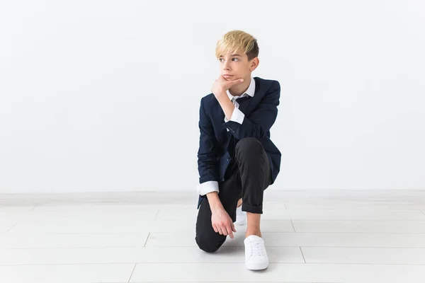 Концепция полового созревания - портрет мальчика-подростка на белом фоне с копировальным пространством . — стоковое фото