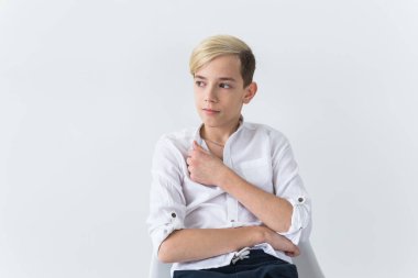 Ergenlik depresyonu ve ergenlik dönemi konsepti - Üzgün ergen portresi beyaz arka plana yakın.