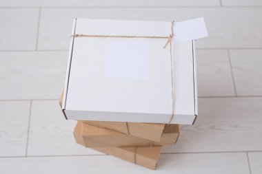 Online mağazadan reklam için bir sürü kutu getirildi. İnternet alışverişi ve dağıtım kavramı.