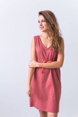 Moda, yaz ve tatil konsepti. Beyaz arka planda kahverengi elbiseli güzel bir kadın model..