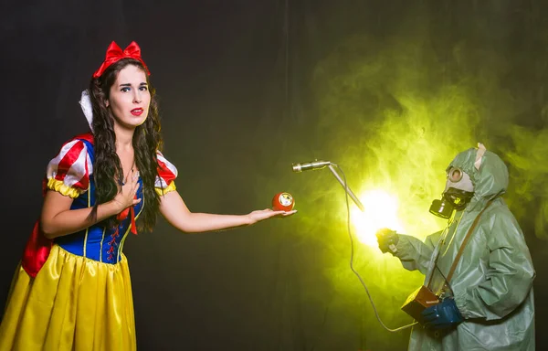 Mujer con un vestido de cuento de hadas sosteniendo una manzana con símbolo de radiación. Concepto de problemas ambientales, catástrofe radiactiva como peligro para la naturaleza . — Foto de Stock