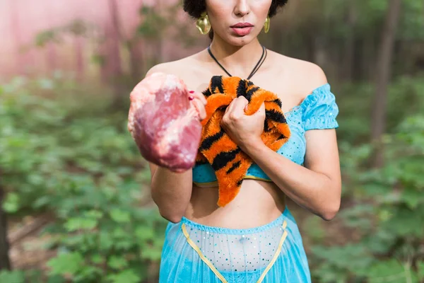 A mulher chama para parar de usar pêlo. Campanha vegetariana contra a indústria de peles. Comportamento ecológico. Proteger os animais . — Fotografia de Stock