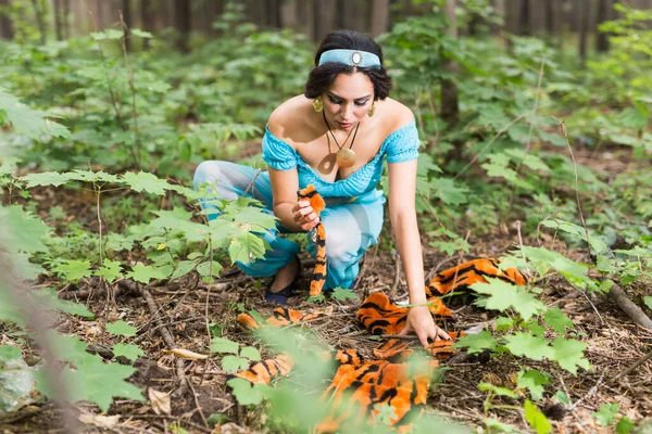 Woman calls stop wearing fur. Vegetarian campaign against the fur industry. Eco friendly behaviour. Protect the animals. — Stock Photo, Image