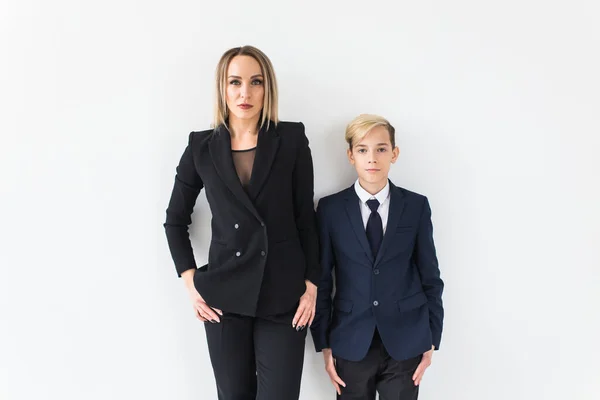 La crianza de los hijos, la familia y el concepto de padre soltero - Una madre feliz y un hijo adolescente sonriendo sobre fondo blanco . — Foto de Stock