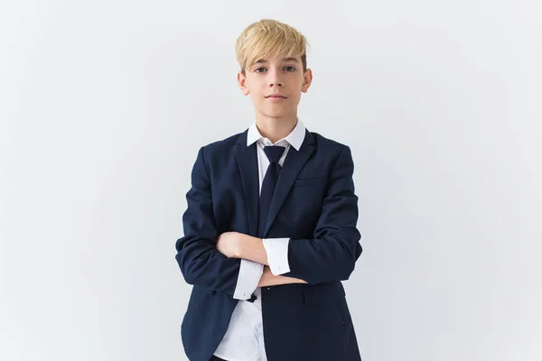 Tonårsdepression och puberteten koncept - Sad tonåring porträtt närbild på vit bakgrund. — Stockfoto