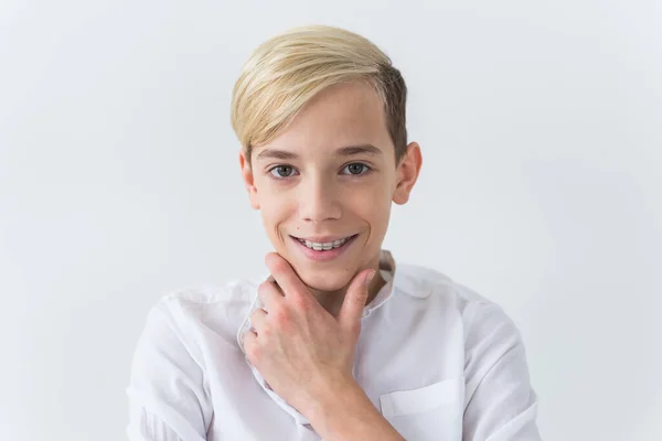 Vonzó tizenegy éves fiú fogszabályzóval a fogán. Fogászat és tinédzser koncepció. — Stock Fotó