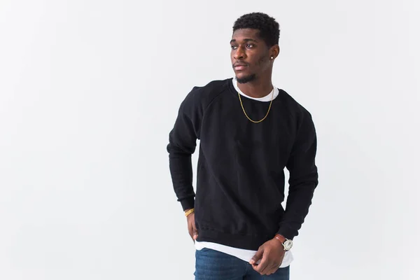 Młodzieżowy street fashion concept - Portret pewnego siebie seksownego czarnego mężczyzny w stylowej bluzie na białym tle. — Zdjęcie stockowe