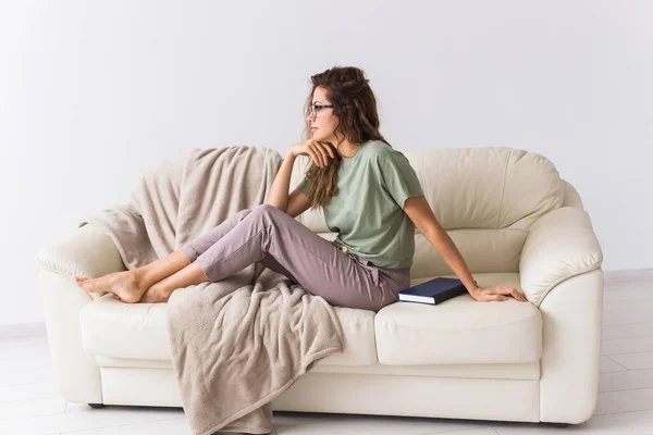 Coronavirus, Covid-19, karantän, isolering, coronavirus pandemi världen. Stanna hemma. Uttråkad kvinna spenderar tid sittandes på soffan hemma. — Stockfoto