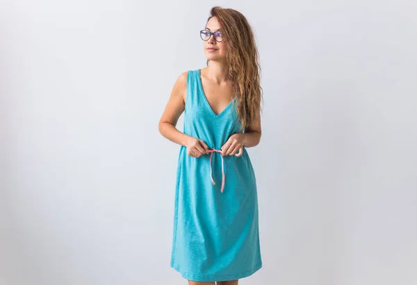 Divat, nyári és nyaralás koncepció - gyönyörű női modell kék ruhában fehér háttér másolási hely. — Stock Fotó