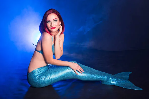 Red hair beautiful siren mermaid underwater in the deep blue sea. Mythology and legend concept. — Stock Photo, Image