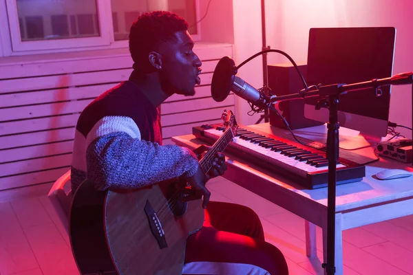 Músico y haciendo concepto de música - productor de sonido afroamericano masculino trabajando en estudio de grabación . —  Fotos de Stock