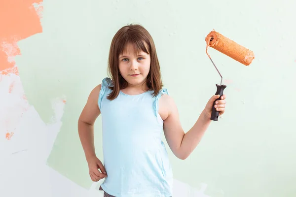 Piccola pittrice di bambini che fa lavori di ristrutturazione. Ridecorazione, riparazione e riverniciatura concetto . — Foto Stock