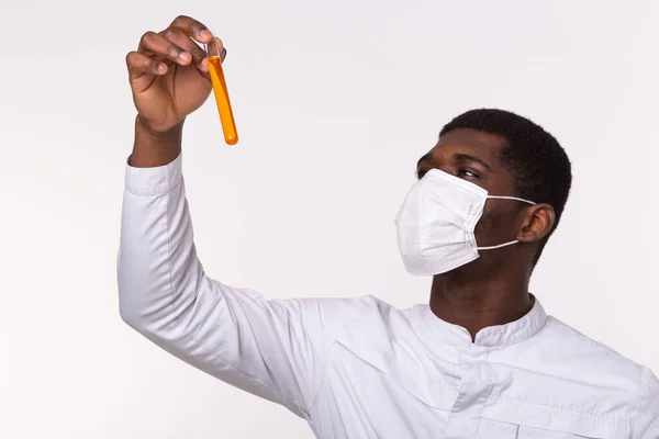 Pesquisador médico segurando tubo de teste com líquido. Desenvolvimento vacinal, coronavírus, covid-19 e conceito de ciência . — Fotografia de Stock