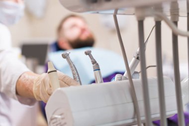 Stomatoloji kliniğinde diş aletleri. Diş sağlığı ve diş sağlığı kavramı.