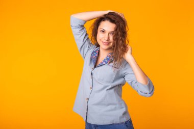 Şirin ve neşeli kadın stüdyo hayatı sarı arka plan duyguları.