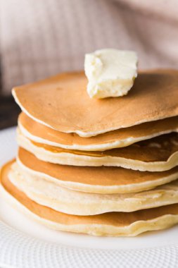 Tereyağlı leziz krep yığını. Kahvaltı konsepti.