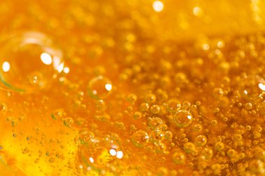 Yakın plan şekerleme için sıvı sarı macun. Depilasyon ve saç çıkarma konsepti. Makro fotoğraf.