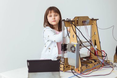 Küçük çocuk mimar 3D yazıcı kullanıyor. Liseli kız, teknoloji ve öğrenim konsepti.
