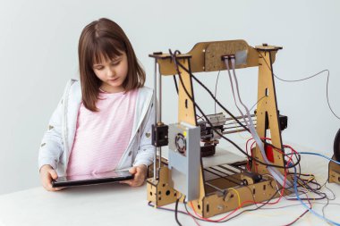 Küçük çocuk mimar 3D yazıcı kullanıyor. Liseli kız, teknoloji ve öğrenim konsepti.
