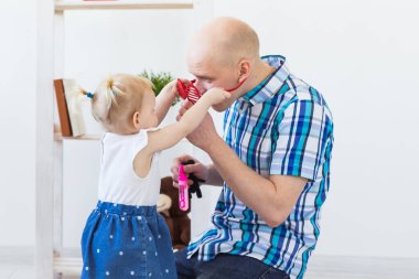 Babası neşeli küçük kızıyla oynuyor. Bekar bir ebeveyn. Babalık, babalar günü ve aile kavramı.