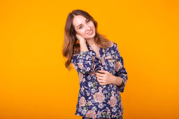 Mulher bonito e alegre em casa desgaste pijama estúdio estilo de vida amarelo fundo emoções . — Fotografia de Stock