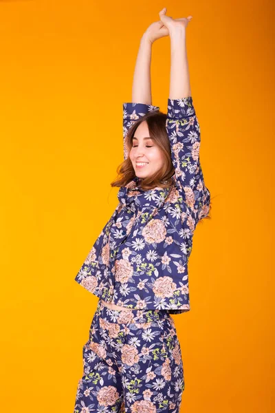 Retrato de moda menina muito legal em casa desgaste pijama se divertindo sobre fundo amarelo colorido . — Fotografia de Stock