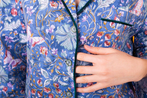 Домашняя девочка одевается в пижаму на цветном желтом фоне
.