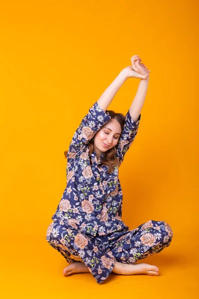 Χαριτωμένη και χαρούμενη γυναίκα στούντιο lifestyle κίτρινο φόντο συναισθήματα. Pajama και τα ρούχα στο σπίτι έννοια. — Φωτογραφία Αρχείου