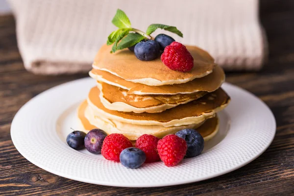 Leckere Pfannkuchen aus nächster Nähe mit frischen Blaubeeren und Himbeeren. — Stockfoto