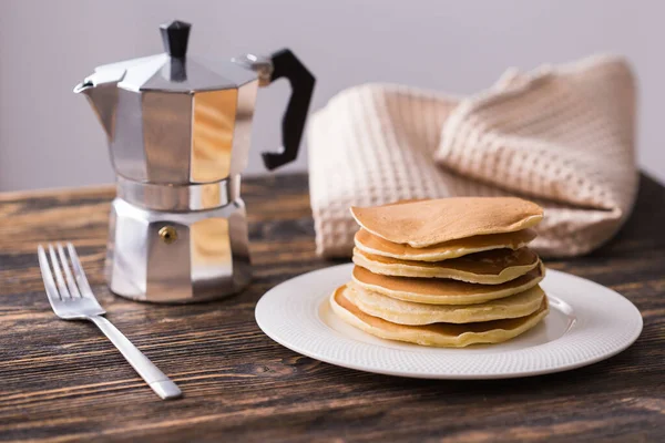 Panquecas deliciosas caseiras no prato branco. Conceito de pequeno almoço — Fotografia de Stock