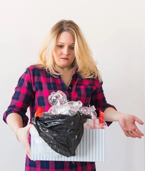 Conceito de protecção do ambiente e poluição. Mulher surpreendida segura caixa com lixo de plástico . — Fotografia de Stock