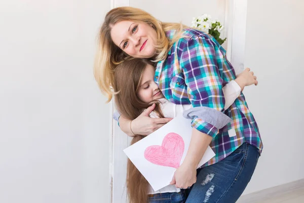Den matek, svátky a rodinné svátky - Matka drží přání od své krásné dcery. — Stock fotografie