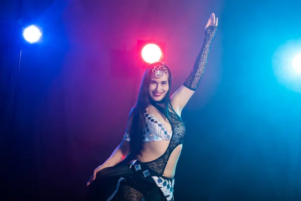 Girl dancing belly dance, fusion or tribal. A woman in a beautiful costume demonstrates charming and gentle movements in the dance. — Stock Photo, Image