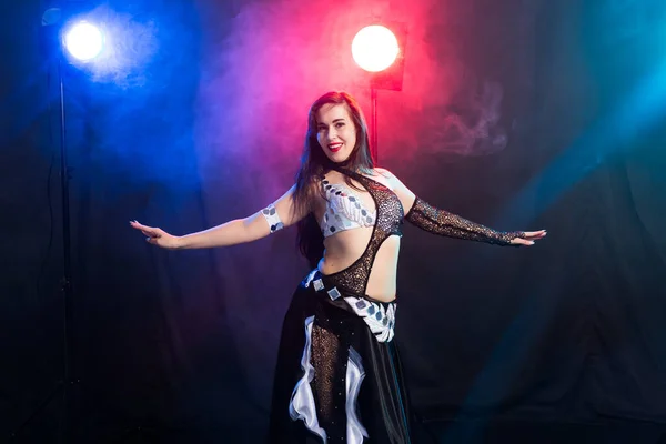 Portrait of a woman in oriental costume performing belly dance. Tribal fusion dance concept. — Stock Photo, Image