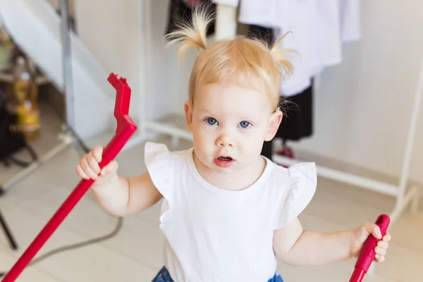 En liten flicka med hörapparat. Begreppet barn med funktionshinder, funktionshinder och dövhet. — Stockfoto