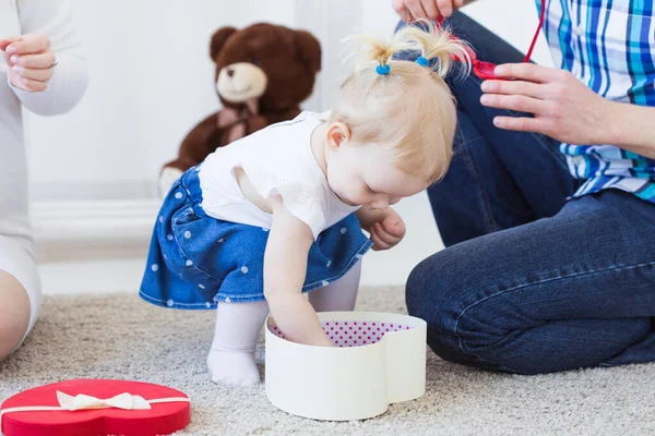 Söt flicka som leker inomhus. Begreppet barndom, spädbarn och barn. — Stockfoto