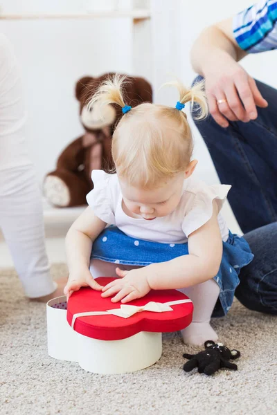 Lustig liten flicka som leker i vardagsrummet. Barn- och familjebegreppet. — Stockfoto