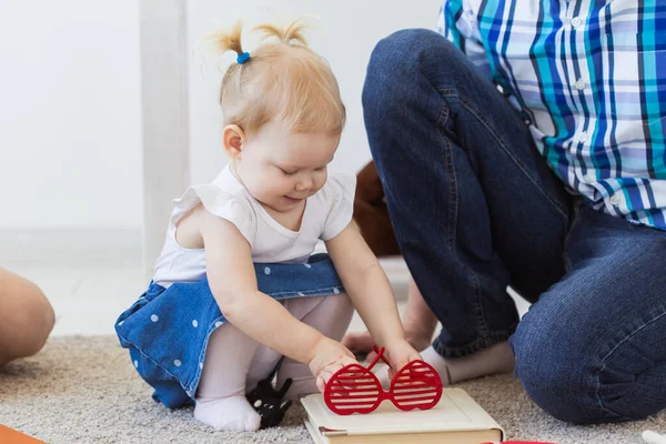 Far med sin glada lilla flicka dotter. Ensamstående föräldrar. Faderskap, pappadag och familjebegrepp. — Stockfoto