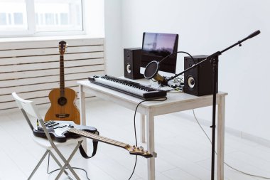 Sentezleyici klavye dijital kayıt ve gitarlar, ev müziği kayıt stüdyosu konsepti. Boş zaman ve hobi konsepti.
