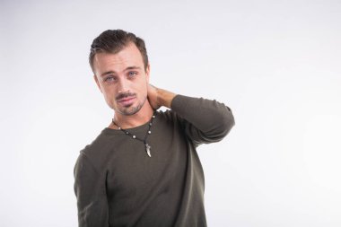 Zarif genç yakışıklı adam. Stüdyo moda portresi. Beyaz arkaplan.