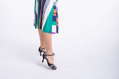 Latin dansı, salsa, çağdaş ve bachata bayan konsepti - beyaz arka planda doğaçlama dans eden kadın. Boşluğu kopyala.