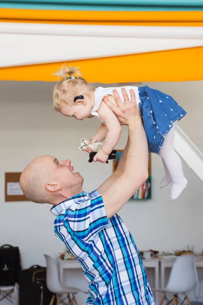 Menina usando um aparelho auditivo. Conceito de criança com deficiência, deficiência e surdez . — Fotografia de Stock